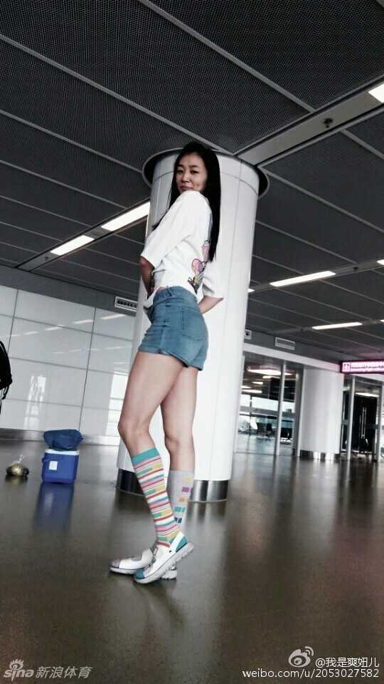 赵爽紧紧搂着一位气质优雅的女士，那是她的妈妈。母女俩眉眼间极为相似，对着镜头露出同款灿烂微笑，这温馨的合影比任何生日礼物都要珍贵。