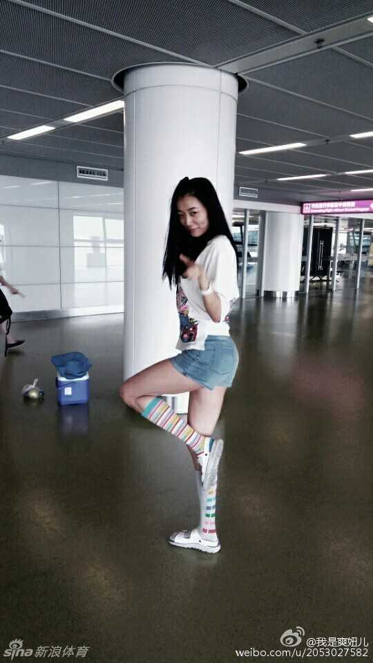 镜头拉远，赵爽在开阔的草坪上轻松漫步，一身休闲装束难掩那双笔直修长的逆天美腿，步伐轻盈得仿佛要飞起来，尽显运动员独有的健康力量之美。