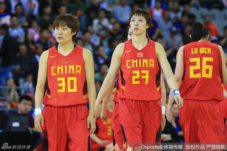 女篮尖刀邵婷演骑马射箭 马赫挂帅大胜捷克迎连胜 中国女篮将士们在赛前热身时神情专注,眼神中透露出必胜的决心与斗志。