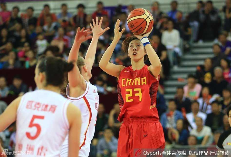 女篮尖刀邵婷演骑马射箭 马赫挂帅大胜捷克迎连胜 黄红玭在长人如林的篮下强硬起跳,高高跃起摘下关键篮板球,捍卫着中国队的禁区。
