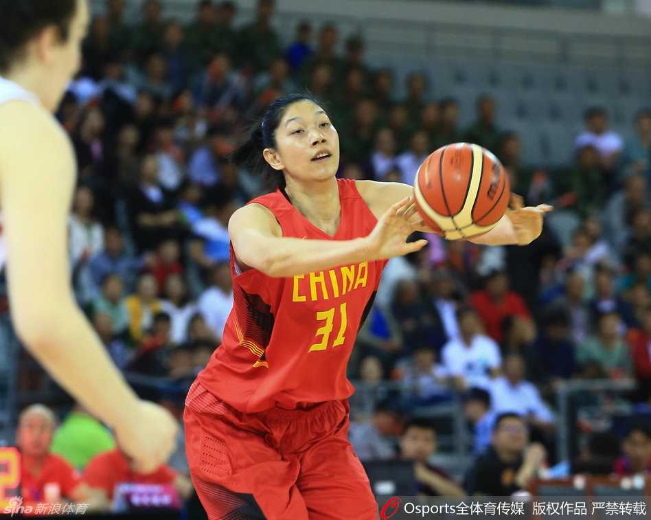 女篮尖刀邵婷演骑马射箭 马赫挂帅大胜捷克迎连胜 邵婷持球高速推进,面对防守球员的干扰,她轻盈起跳,在空中舒展身体完成上篮。