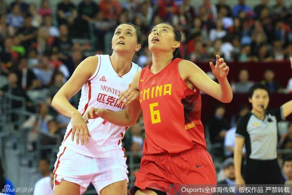 女篮尖刀邵婷演骑马射箭 马赫挂帅大胜捷克迎连胜 内线悍将孙梦然在篮下凭借强壮的身体倚住防守队员,强硬出手上篮,对抗激烈。