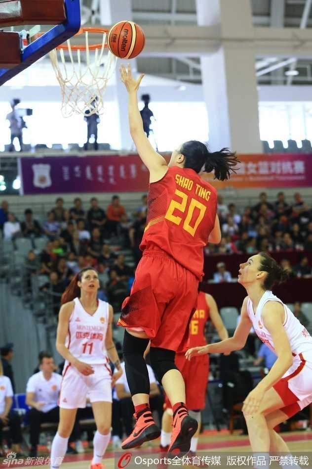 女篮尖刀邵婷演骑马射箭 马赫挂帅大胜捷克迎连胜 中国队球员在三分线外形成坚固的联防阵型,张开双臂积极移动,切断对手的传球路线。