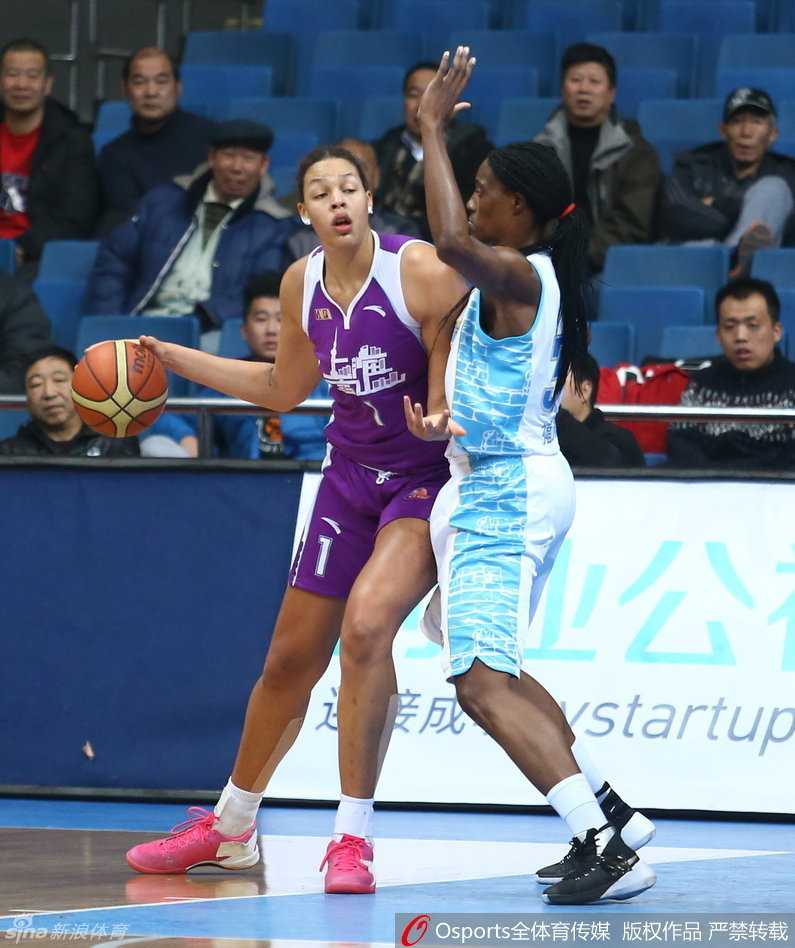 女篮巅峰对决:坎贝奇福尔斯肉搏,摩尔独木难支 坎贝奇遭遇福尔斯凶狠封盖,两人手臂绞在一起,肌肉碰撞的响声仿佛穿透了屏幕。