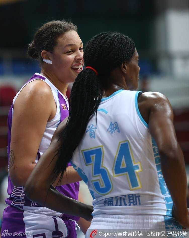 女篮巅峰对决:坎贝奇福尔斯肉搏,摩尔独木难支 福尔斯单打坎贝尔,利用脚步晃开防守后稳稳命中,这一刻技巧战胜了纯力量。