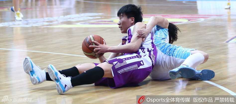 女篮巅峰对决:坎贝奇福尔斯肉搏,摩尔独木难支 摩尔出手瞬间,指尖轻轻拨动篮球,眼神紧盯着篮筐,这一投承载着全队逆转的希望。