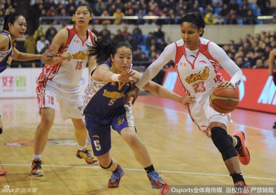 女篮巅峰对决:坎贝奇福尔斯肉搏,摩尔独木难支 底线上篮瞬间,球员在空中舒展身体,人与球的动感被定格,仿佛连空气都凝固在这一刻。