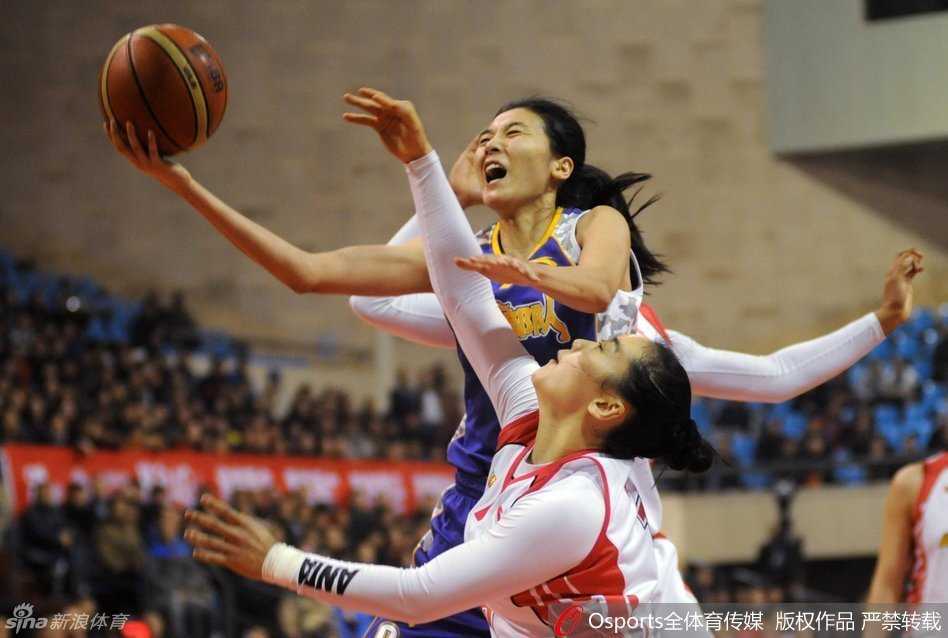 女篮巅峰对决:坎贝奇福尔斯肉搏,摩尔独木难支 摩尔在三人包夹下自信出手,眼神坚定,即便面对严防死守,她依然是山西队最可靠的得分利刃。
