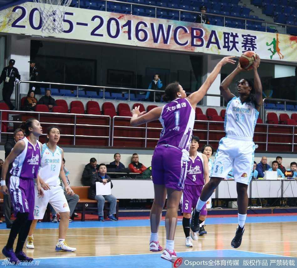 女篮巅峰对决:坎贝奇福尔斯肉搏,摩尔独木难支 坎贝奇内线高举高打,面对两人封堵依然强势完成终结,展现出顶级中锋的绝对统治力。