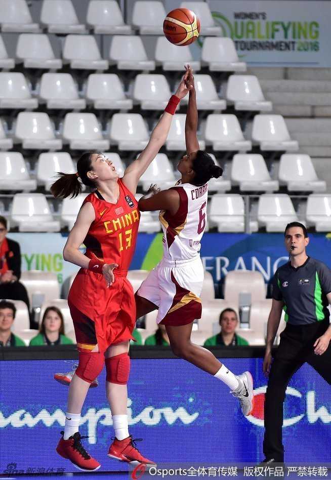 赵志芳以小打大，无畏对抗，在长人丛中强行起跳上篮造成杀伤。