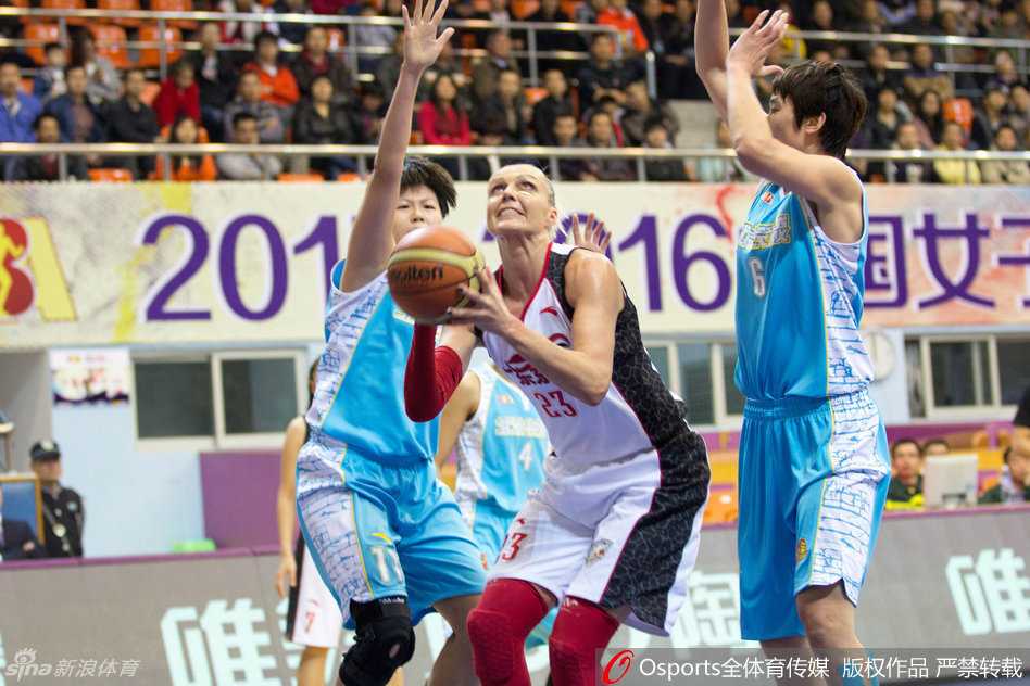 面对露雯滴水不漏的贴身紧逼，江苏队的陈晓佳犹如芭蕾舞者般轻盈转身，寻觅到稍纵即逝的上篮空间，指尖轻柔一挑，皮球应声入网。
