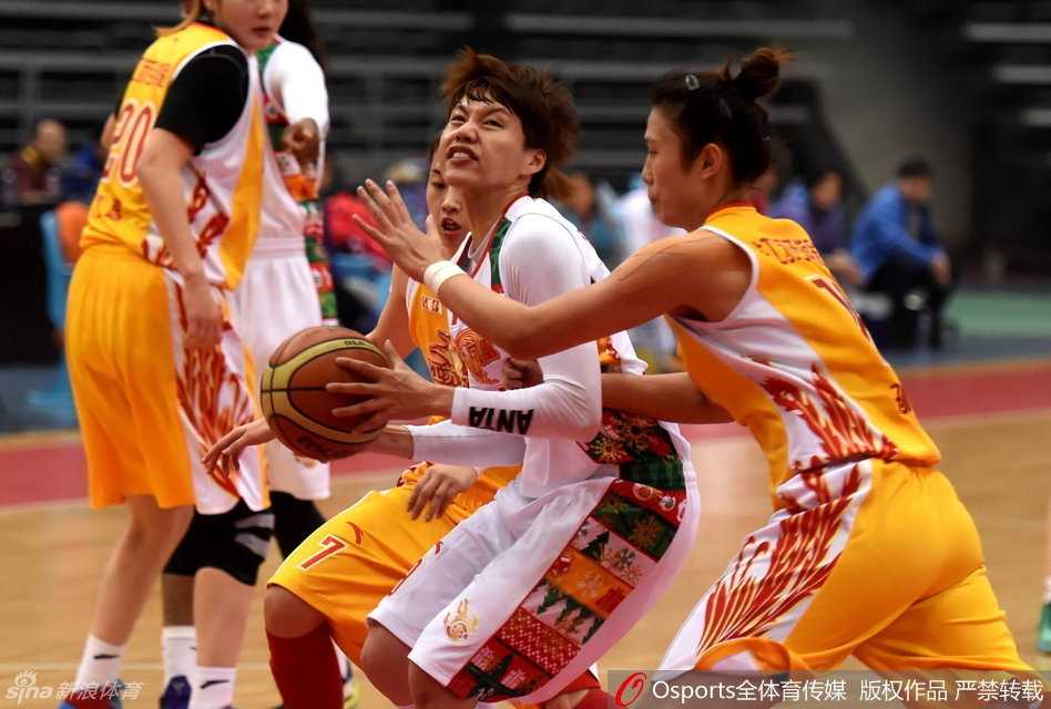 新疆女篮的快速反击中，彭诗晴如闪电般撕裂上海队的防线，腾空上篮的瞬间，整个球馆的空气仿佛都为之凝固，只为等待皮球入筐的清脆响声。