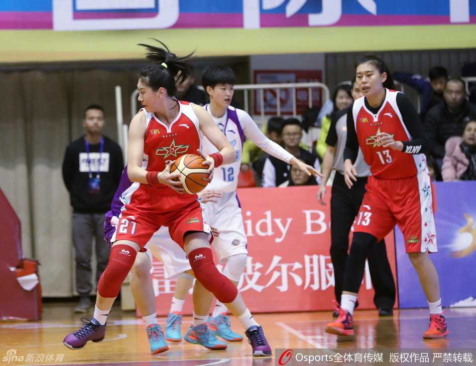 八一队组织流畅进攻，白色球衣的控卫如同战场指挥官，以一记精准的击地传球撕开对手防线，队友心领神会顺势切入，整个战术配合如行云流水般赏心悦目。