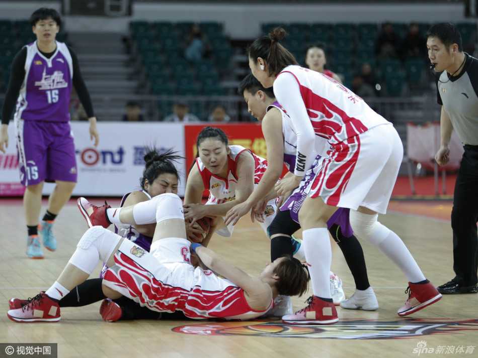 女篮烽火起龙城:山西烈焰竹叶青与上海宝山大华的宿命对决 山西队核心球员吴迪面对上海队郇欢的贴身防守,眼神坚毅地寻找突破良机,仿佛猎豹在等待致命一击的瞬间。