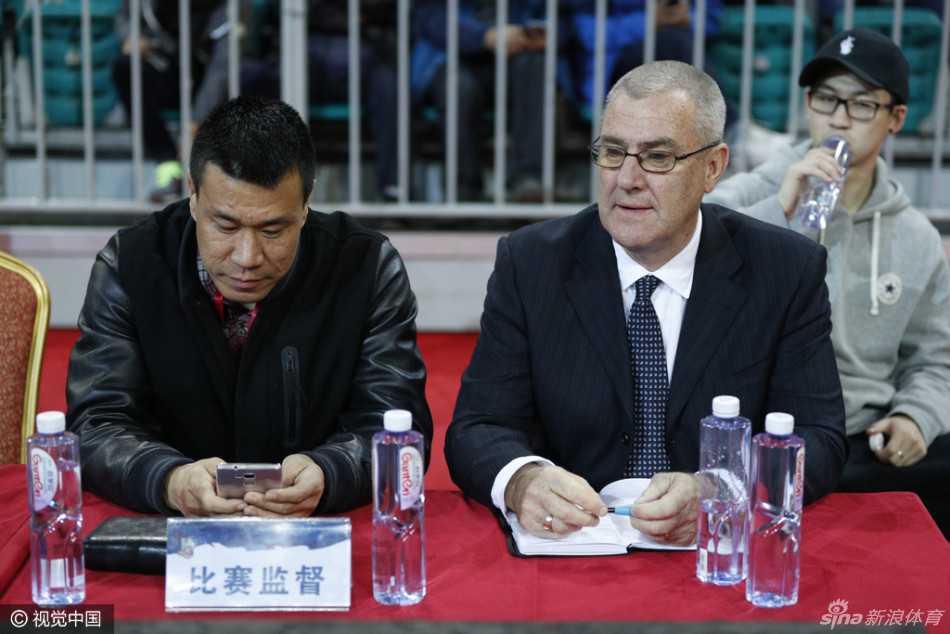 女篮烽火起龙城:山西烈焰竹叶青与上海宝山大华的宿命对决 上海队外援斯图尔特在三人包夹下强行起跳上篮,身体在空中扭曲成一道弓形,展现出惊人的核心力量。