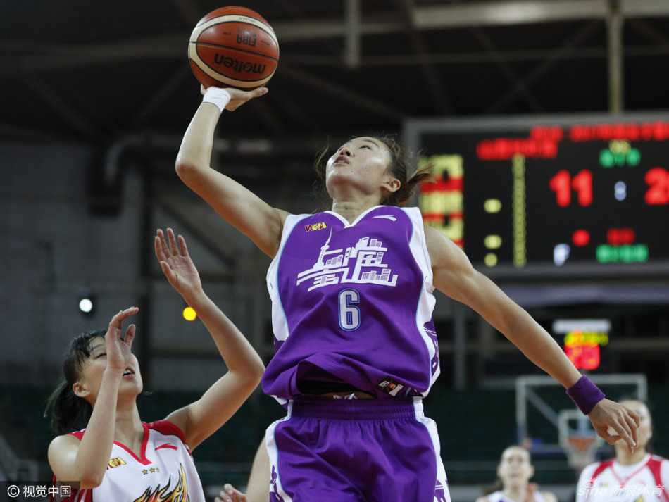 女篮烽火起龙城:山西烈焰竹叶青与上海宝山大华的宿命对决 山西女篮替补席全体起立,为队友的一次精彩抢断欢呼雀跃,整个团队的激情与热血在此刻凝聚。