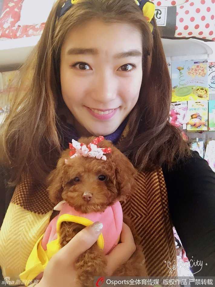 阳光洒在李梦洋溢着笑容的脸上，她亲昵地搂着怀中乖巧的泰迪犬，画面温馨得仿佛能融化所有坚冰