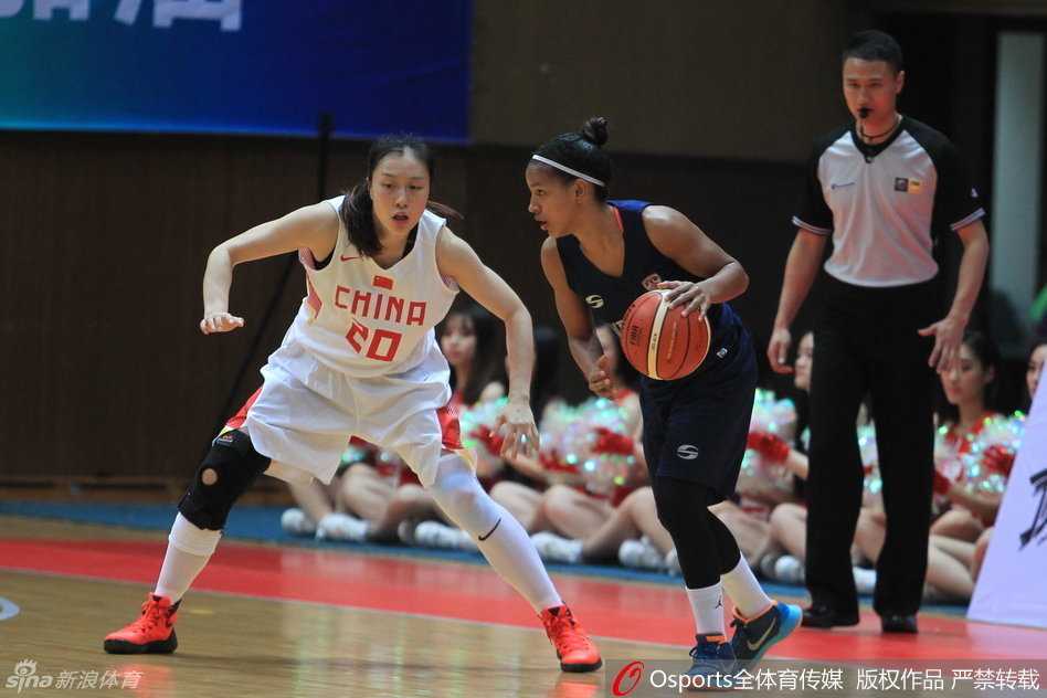 女篮精神:在督战与对抗中绽放的无所畏惧 在震耳欲聋的欢呼声中,女篮队员们手牵小球童,眼神坚定地踏入赛场,这场激烈的开场仪式预示着又一场荣誉之战即将打响。