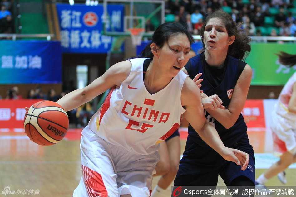 女篮精神:在督战与对抗中绽放的无所畏惧 面对高大防守队员的封盖,女篮队员毫无惧色,她压低重心,利用节奏变化持球摆脱,试图撕裂对手的双人联防防线。