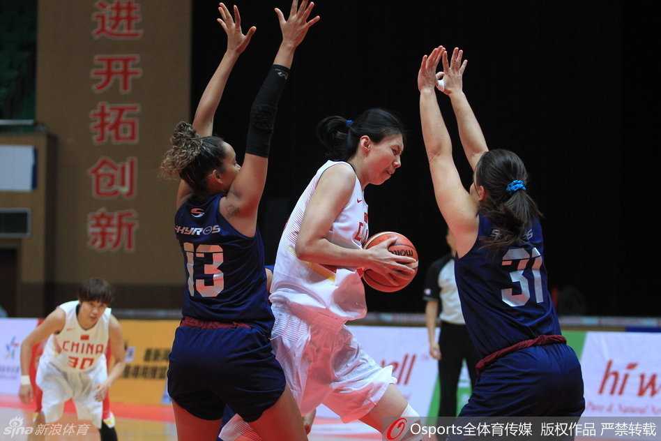 女篮精神:在督战与对抗中绽放的无所畏惧 激烈的篮下卡位中,双方球员为了球权展开肉搏,肌肉碰撞的声音响彻球场,这是力量与意志的直接对话。
