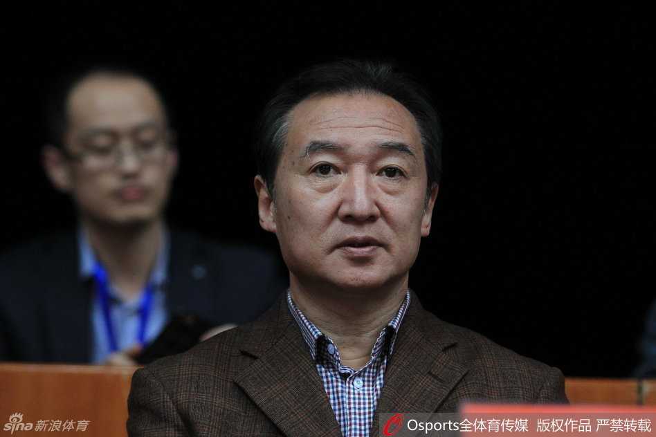 女篮精神:在督战与对抗中绽放的无所畏惧 主教练马赫在战术板上精心布置战术,他神情专注地向队员们讲解跑位要点,试图通过精妙的战术配合撕开对手的防线。