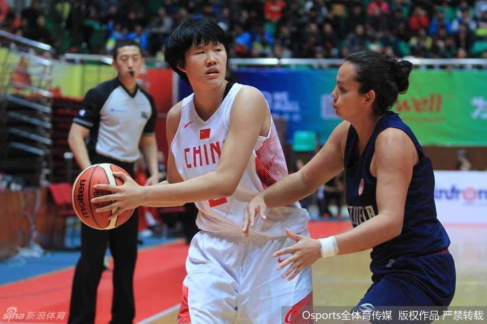 女篮精神:在督战与对抗中绽放的无所畏惧 进球后的队员们激动地相互击掌庆祝,她们的脸上挂着灿烂的微笑,这喜悦的氛围感染了场边的每一位观众。