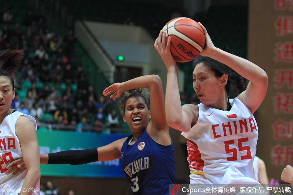 女篮精神:在督战与对抗中绽放的无所畏惧 全场比赛结束,女篮姑娘们肩并肩站在场地中央,向支持她们的观众鞠躬致意,脸上带着欣慰的微笑,享受着这荣耀的一刻。