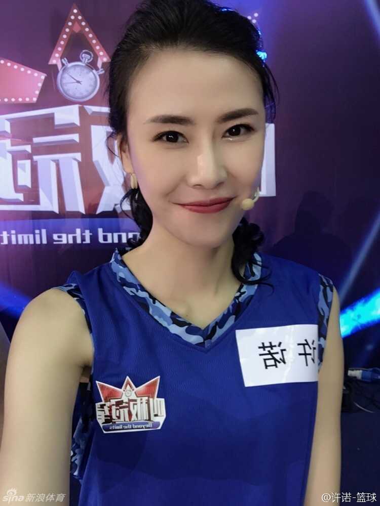 女篮颜值担当许诺的跨界人生:从国家队中锋到综艺女神 训练间隙的许诺调皮地拿起手机自拍,镜头里的她素颜依旧清秀,展现出邻家女孩般的可爱一面