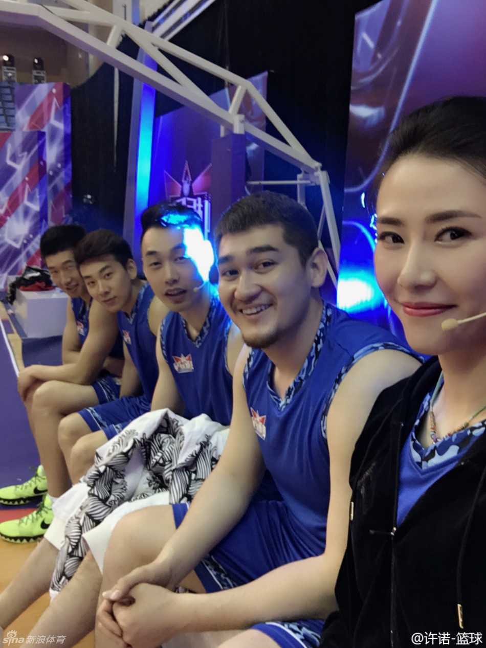 女篮颜值担当许诺的跨界人生:从国家队中锋到综艺女神 许诺与陈磊一起参与公益活动,两人手持爱心纪念牌,神情专注而温暖,传递体育人的社会责任感