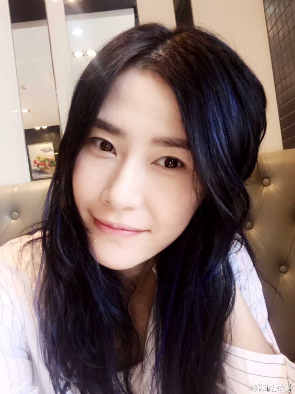 女篮颜值担当许诺的跨界人生:从国家队中锋到综艺女神 许诺在球场上腾空而起霸气灌篮,身体线条舒展有力,展现出女篮国门顶级的运动天赋