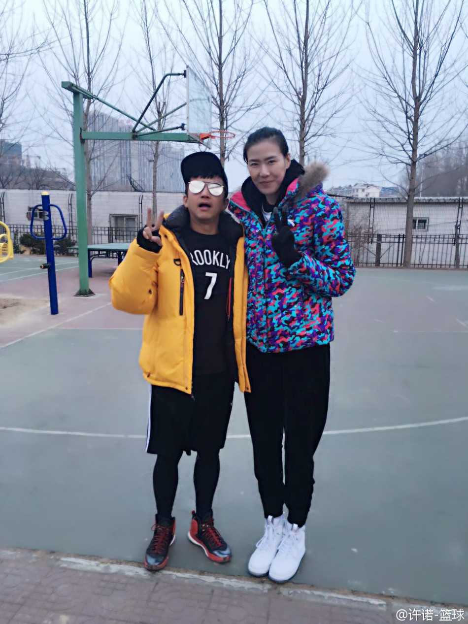 女篮前国手许诺笑靥如花，在球场边与搞怪十足的邓超并肩而立，两人对着镜头开心比起“二”的手势，画面充满了青春与活力。
