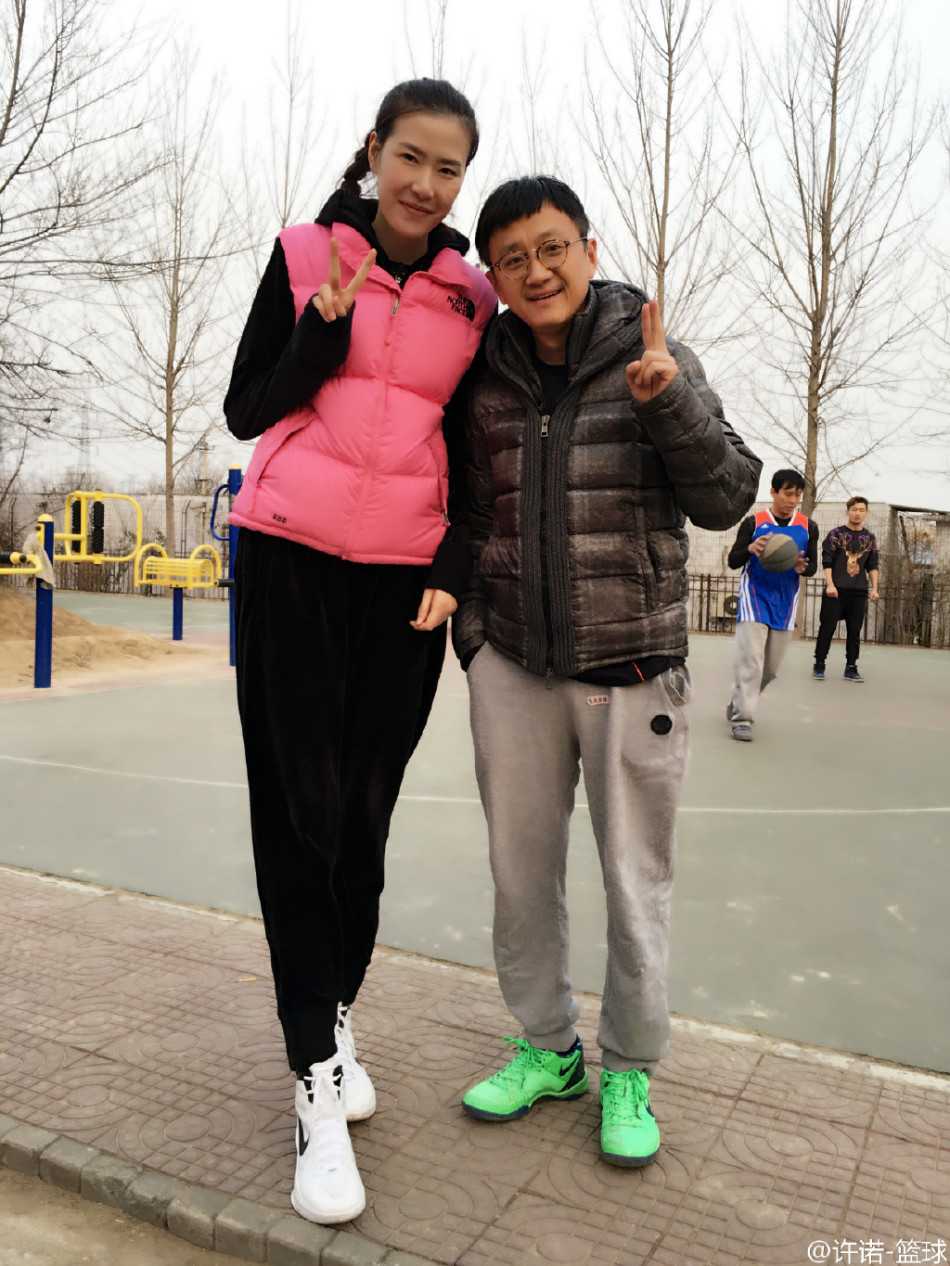 球场之上，邓超正全神贯注地滑步防守，他紧盯面前的持球人，扎实的防守步伐显示出他平日里对篮球的热爱与基本功。