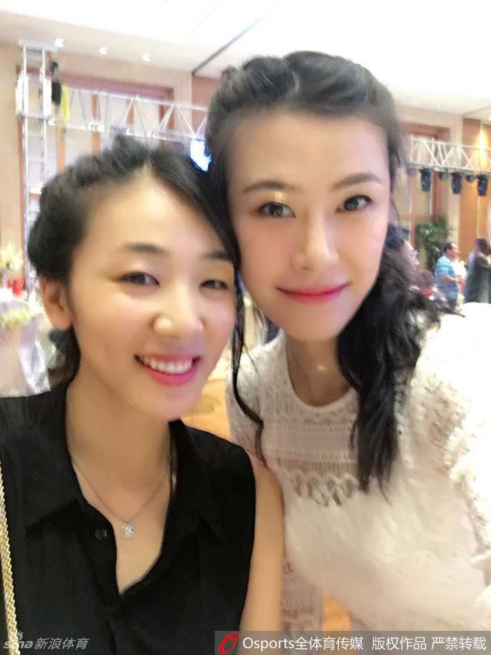 赵爽迈着修长美腿走上舞台，手持手机准备记录台下欢乐瞬间