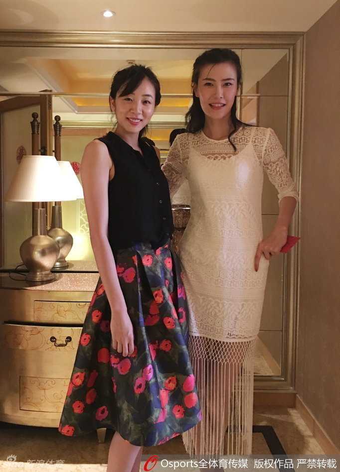 赵爽与许诺在“娘家人”阵营中同席而坐，两人亲密耳语交流