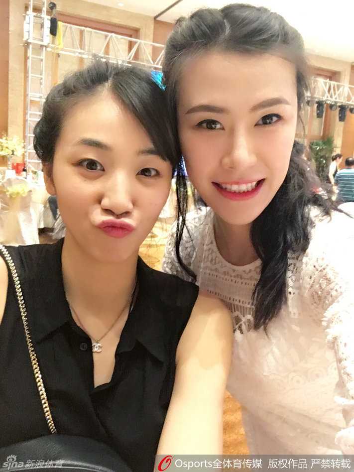 赵爽摆弄造型展示修长身材，笑容治愈充满自信