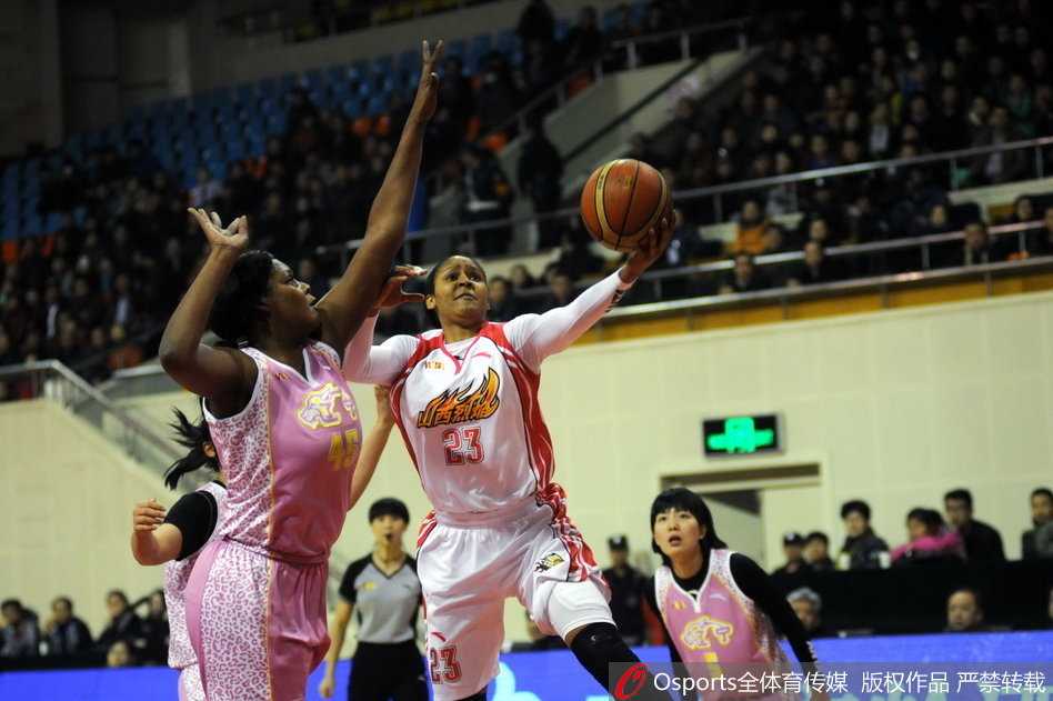 山东女篮队员在客场击败黑龙江后，王思雨与队友们紧紧拥抱在一起，脸上洋溢着来之不易的胜利喜悦。