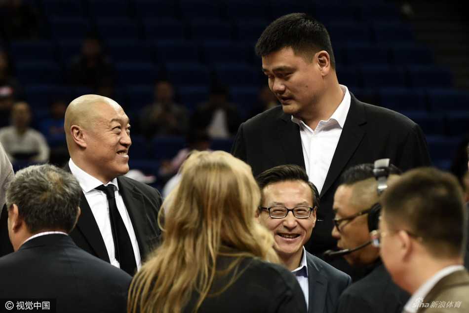 赛后，张兆旭与特意前来观赛的弗雷戴特在场地中央合影留念，两大内线与外线核心的并肩，让人们对上海队的未来充满遐想。