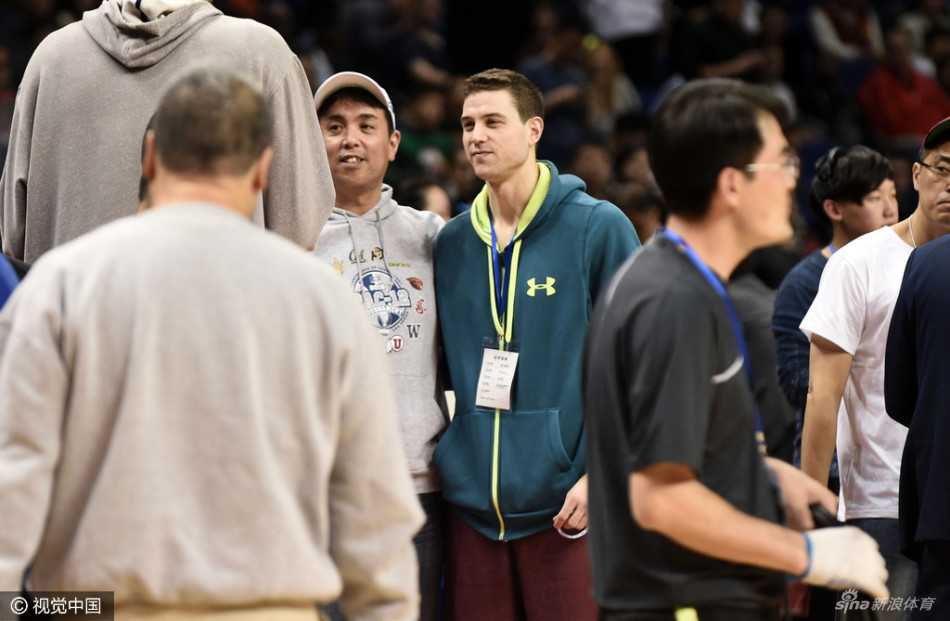 姚明与上海大鲨鱼男篮队长张兆旭并肩而坐，共同关注着场上年轻球员的每一次攻防，传承与希望在此刻交融。