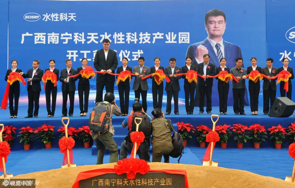 在熙攘的人群中，姚明身着一袭深色正装，凭借天生的身高优势与儒雅气质，在与会嘉宾中脱颖而出，成为全场的视觉焦点。