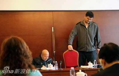 姚明的一个微小举动,戳中了多少特权心理的痛处 换上一把普通折叠椅后,姚明的膝盖几乎要顶到前面的桌子,但他脸上的神情却变得专注而轻松,双手捧着文件认真阅读起来。