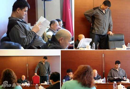 姚明的一个微小举动,戳中了多少特权心理的痛处 身形高大的姚明蜷缩在为他特制的宽大转椅里,眉头微蹙,似乎正被腰部的不适所困扰,与身旁正常尺寸的桌椅形成鲜明对比。