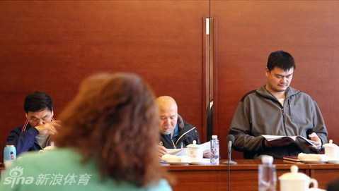 姚明的一个微小举动,戳中了多少特权心理的痛处 会场中,换好椅子的姚明与其他委员一起端坐,虽然他的个头依然醒目,但此刻他已完全融入了认真聆听与思考的氛围之中。