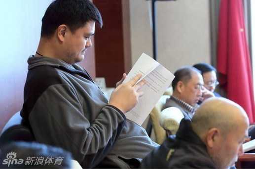 姚明的一个微小举动,戳中了多少特权心理的痛处 会议结束后,姚明起身离席,那把被他换掉的大号转椅静静地留在原地,仿佛在诉说着一段关于选择与尊重的故事。