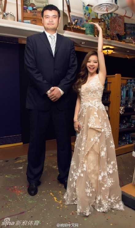 彭于晏戴着米奇手套与姚明合影，182公分身高的他此刻仿佛变成迷你版，表情兴奋