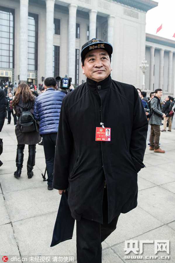 会议发言席上，姜昆手势生动地发表自己的见解，胸前的政协委员出席证格外醒目，周围委员正凝神记录他的发言要点。