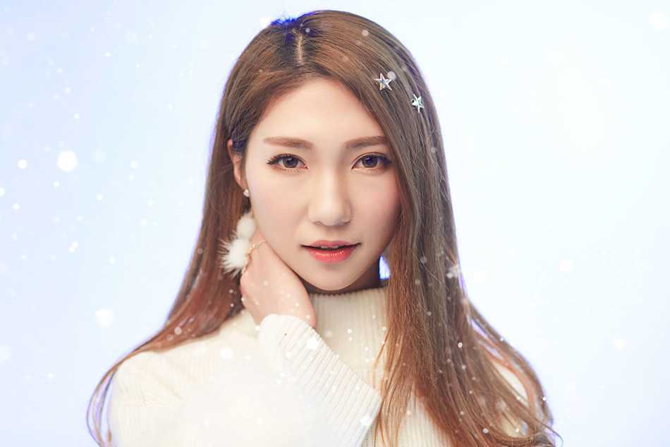 娇羞女王与活力天使:百变少女的视觉诗篇 头戴黑帽身穿绿衫的少女,手抱圆球,眼神俏皮,活力满满的运动气息扑面而来