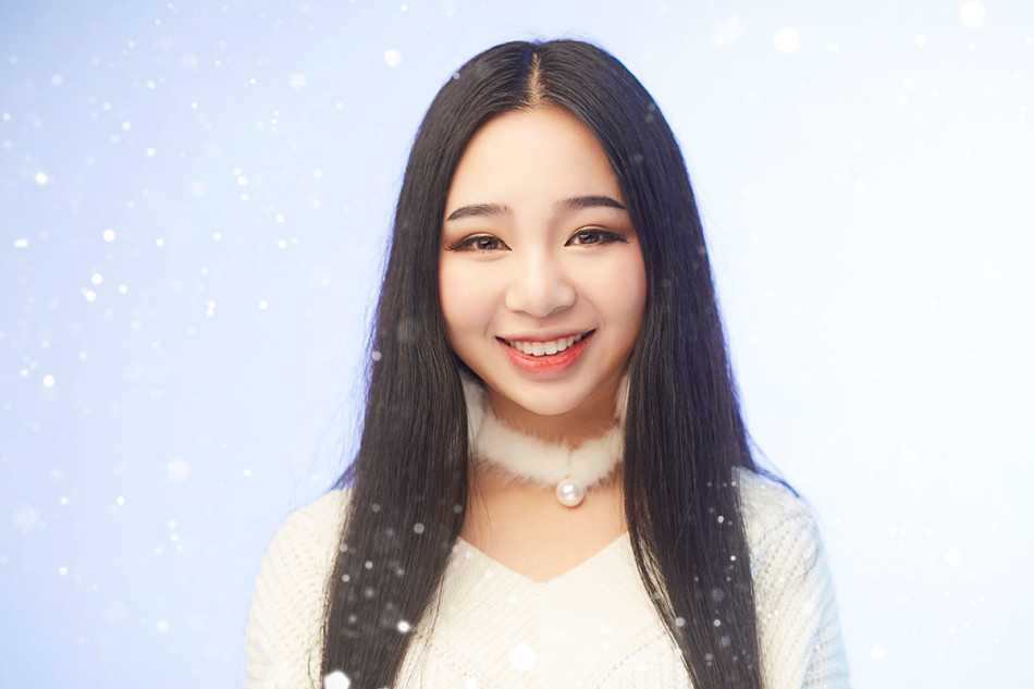 娇羞女王与活力天使:百变少女的视觉诗篇 整齐划一的队形中,少女们露出个性纹身,波浪长发随风飘动,酷感十足