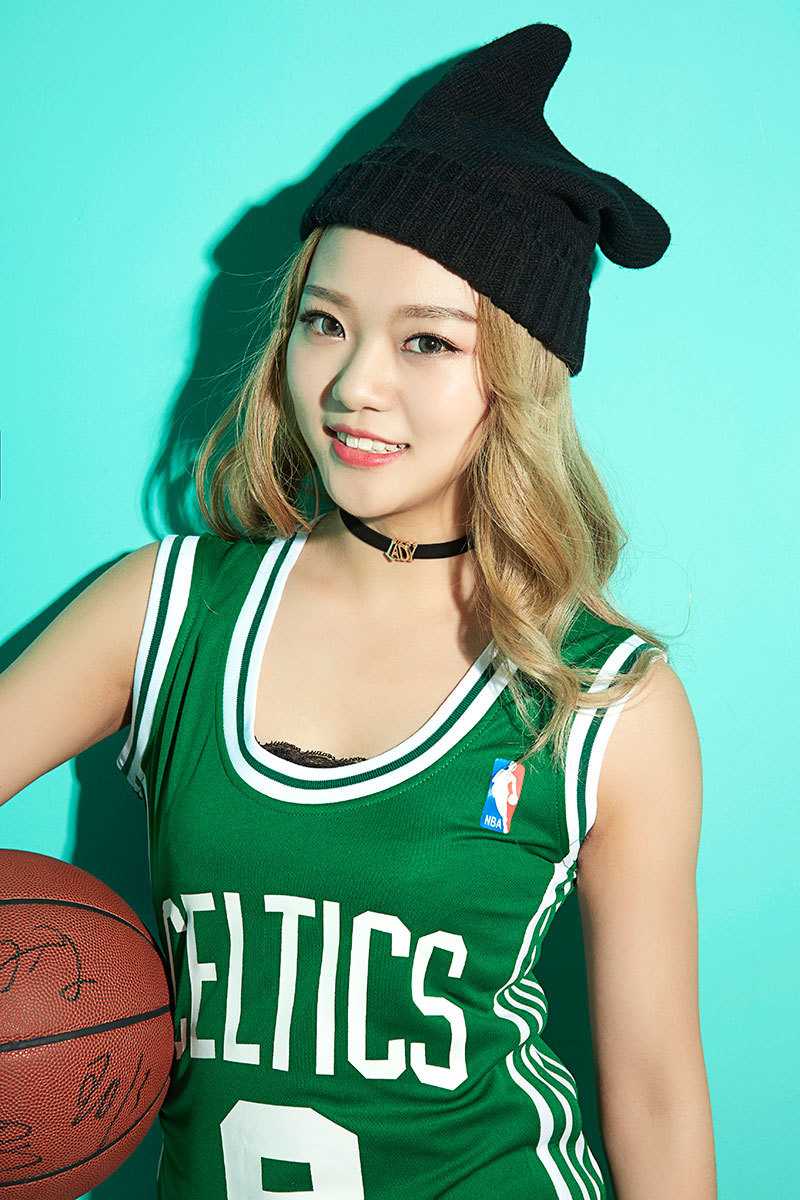 娇羞女王与活力天使:百变少女的视觉诗篇 女王气场全开,轻甩长发,性感红唇微启,破洞网袜透出几分狂野不羁