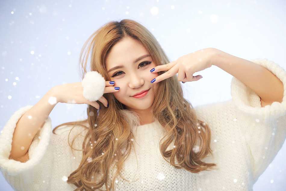 娇羞女王与活力天使:百变少女的视觉诗篇 一袭性感黑装的少女,正淘气地对着镜头摆拍,眼神撩人,神秘而魅惑