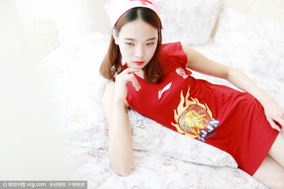 婉约护士宝贝助威浙江稠州男篮,铁血赛场外的柔美风景线 嘟嘴卖萌的小护士手握篮球,头顶洁白护士帽,俏皮神态与赛场硬汉形成鲜明反差,成为场边最暖心的风景。